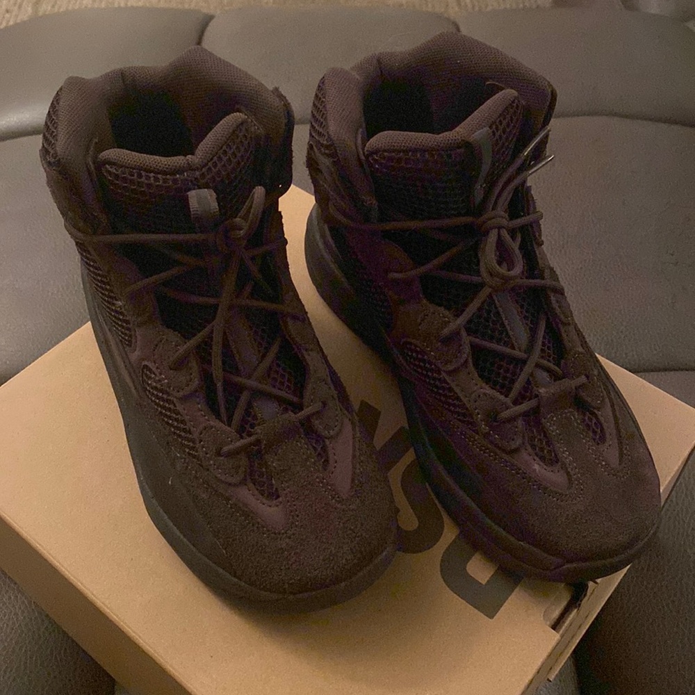 YEEZY DESERT BOOT KIDS OIL SIZE 3.5/ WOMENS 5- NIB